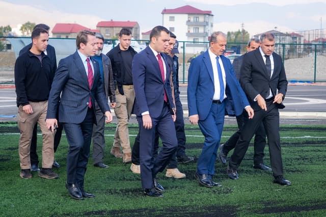 Vali Taşyapan, Yüksekova'daki 6 bin kişilik stadyum inşaatını inceledi