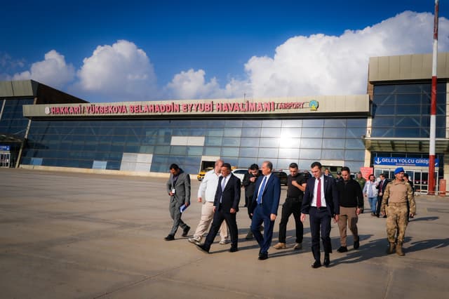 Vali Taşyapan, Yüksekova havalimanındaki pist çalışmalarını inceledi
